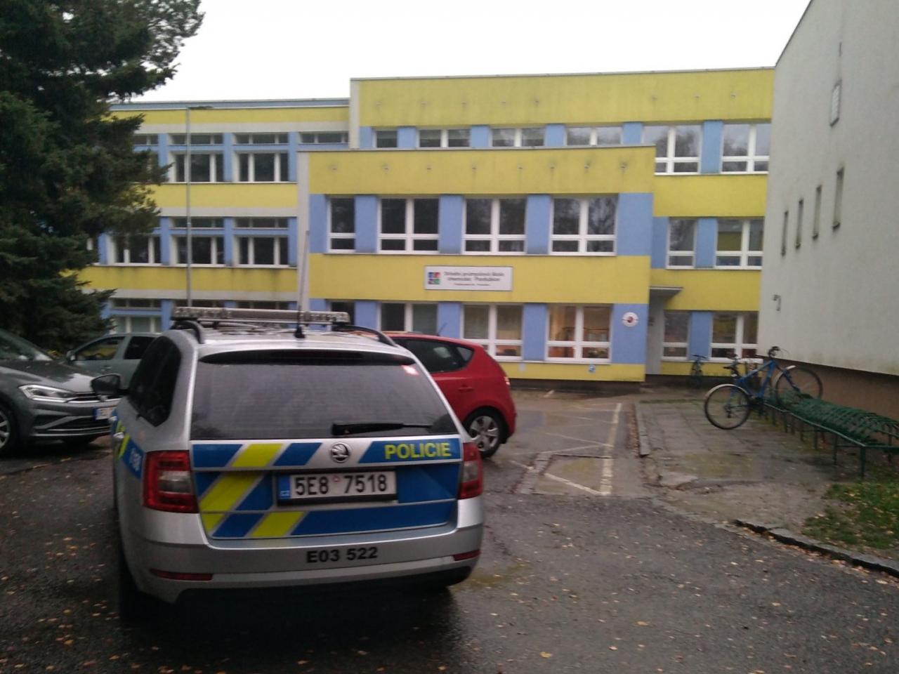 Mladý chemik nakonec vraždil sekerou a sám spolykal jed