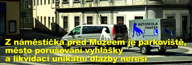 Z náměstíčka před Muzeem je parkoviště, město porušování vyhlášky a likvidaci unikátní dlažby neřeší