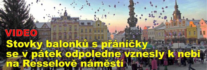Stovky balonků s přáníčky se v pátek odpoledne vznesly k nebi na Resselově náměstí
