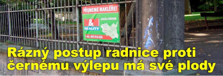 Rázný postup radnice proti černému výlepu má své plody, plakáty mizí z centra města