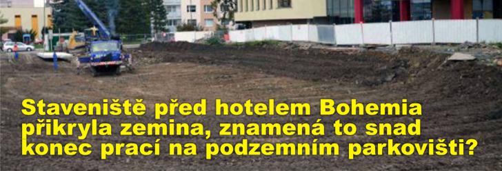 Staveniště před hotelem Bohemia přikryla zemina, znamená to snad konec prací na podzemním parkovišti?