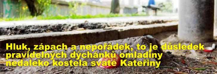 Hluk, zápach a nepořádek, to je důsledek pravidelných dýchánků omladiny nedaleko kostela svaté Kateřiny