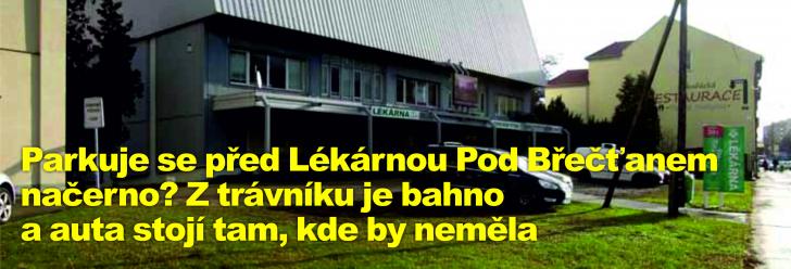 Parkuje se před Lékárnou Pod Břečťanem načerno? Z trávníku je bahno a auta stojí tam, kde by neměla