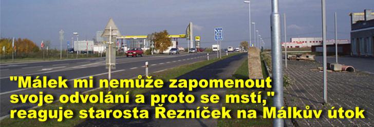 "Málek mi nemůže zapomenout svoje odvolání a proto se mstí," reaguje starosta Řezníček na Málkův útok