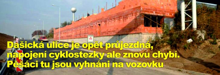 Dašická ulice je opět průjezdná, napojení cyklostezky ale znovu chybí. Pěšáci tu jsou vyhnáni na vozovku