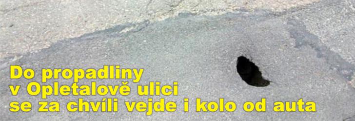 Do propadliny v Opletalově ulici se za chvíli vejde i kolo od auta, redakce teď na nebezpečí upozornila město 