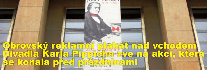 Obrovský reklamní plakát nad vchodem Divadla Karla Pippicha zve na akci, která se konala před prázdninami