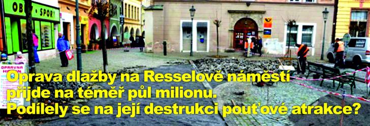 Oprava dlažby na Resselově náměstí přijde na téměř půl milionu. Podílely se na její destrukci pouťové atrakce?