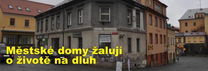Městské domy žalují o životě na dluh