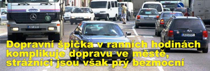 Dopravní špička v ranních hodinách komplikuje dopravu ve městě, strážníci jsou však prý bezmocní