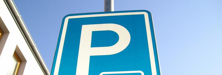 Strážníci nechali odtáhnout z Lázeňské ulice auto, které tam stálo na místě určeném pro invalidu