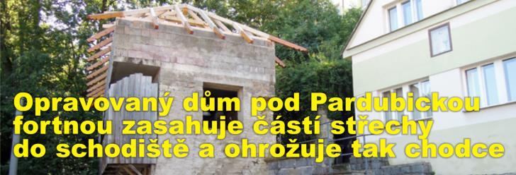 Opravovaný dům pod Pardubickou fortnou zasahuje částí střechy do schodiště a ohrožuje tak chodce