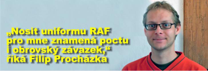 „Nosit uniformu RAF pro mne znamená poctu i obrovský závazek,“ říká Filip Procházka