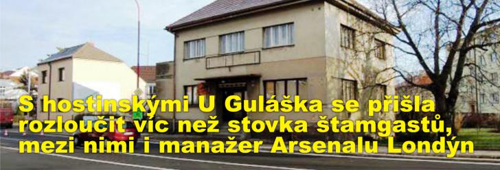 S hostinskými U Guláška se přišla rozloučit víc než stovka štamgastů, mezi nimi i manažer Arsenalu Londýn