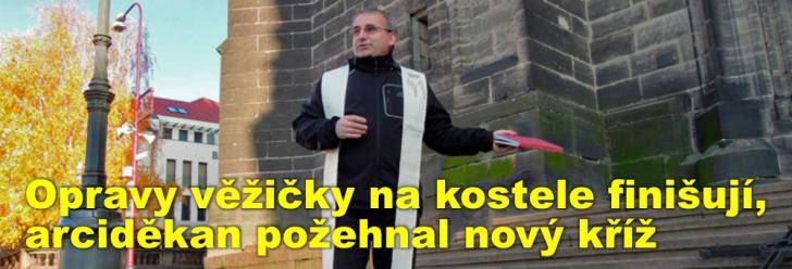 Opravy věžičky na kostele finišují, arciděkan požehnal nový kříž a zanechal vzkaz budoucím generacím