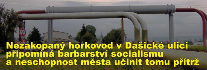 Nezakopaný horkovod v Dašické ulici připomíná barbarství socialismu a neschopnost města učinit tomu přítrž