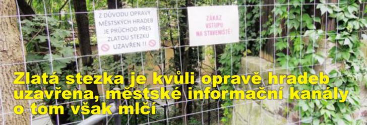 Zlatá stezka je kvůli opravě hradeb uzavřena, městské informační kanály o tom však mlčí