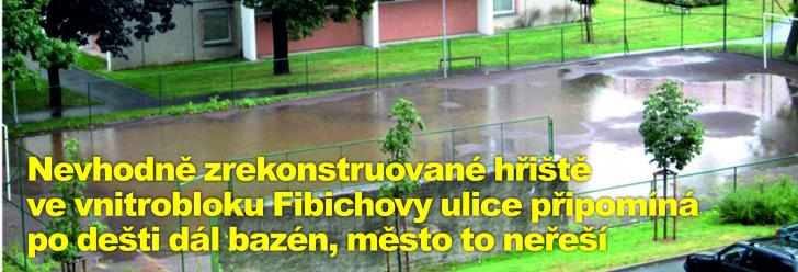 Nevhodně zrekonstruované hřiště ve vnitrobloku Fibichovy ulice připomíná po dešti dál bazén, město to neřeší