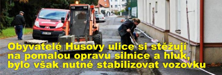 Obyvatelé Husovy ulice si stěžují na pomalou opravu silnice a hluk, bylo však nutné stabilizovat vozovku