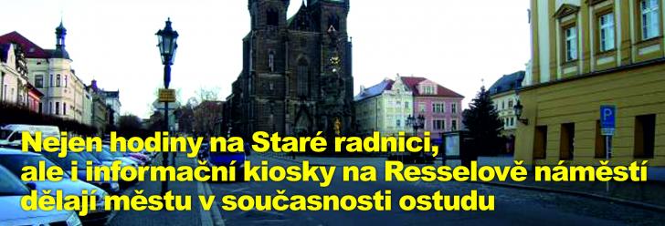 Nejen hodiny na Staré radnici, ale i informační kiosky na Resselově náměstí dělají městu v současnosti ostudu