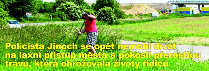 Policista Jinoch se opět nemohl dívat na laxní přístup města a pokosil přerostlou trávu, která ohrožovala životy řidičů