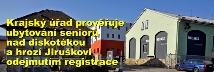 Krajský úřad prověřuje ubytování seniorů nad diskotékou a hrozí Jiruškovi odejmutím registrace