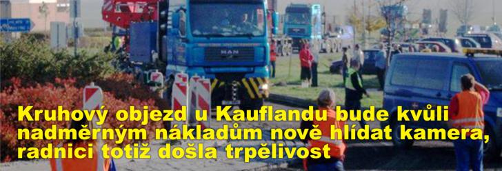 Kruhový objezd u Kauflandu bude kvůli nadměrným nákladům nově hlídat kamera, radnici totiž došla trpělivost