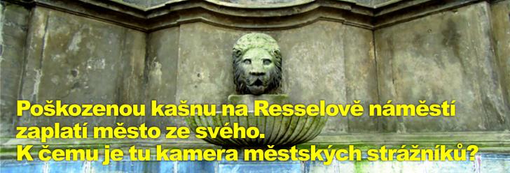 Poškozenou kašnu na Resselově náměstí zaplatí město ze svého. K čemu je tu kamera městských strážníků?