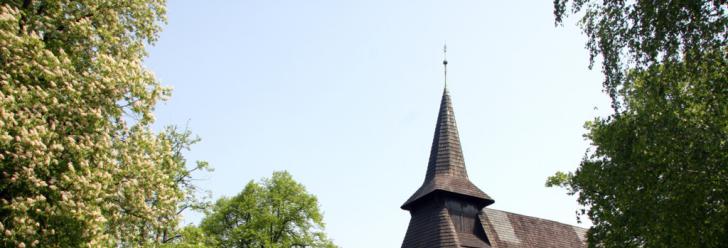 Na kostelní věž dřevěného kostelíku v Kočí se vrátí korouhve zemských patronů, jež odsud za komunistů zmizely