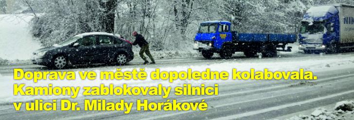 Doprava ve městě dopoledne kolabovala. Kamiony zablokovaly silnici v ulici Dr. Milady Horákové