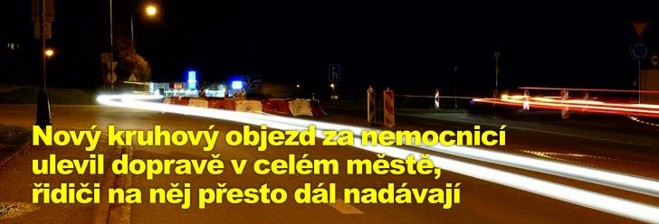 Nový kruhový objezd za nemocnicí ulevil dopravě v celém městě, řidiči na něj přesto dál nadávají