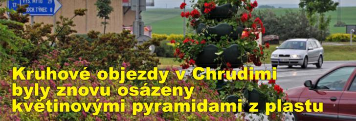 Kruhové objezdy v Chrudimi byly znovu osázeny květinovými pyramidami z plastu, názory na ně se různí