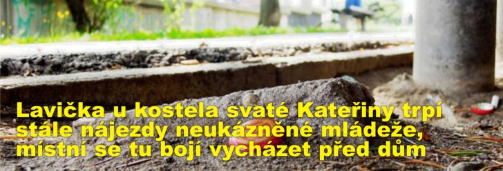 Lavička u kostela svaté Kateřiny trpí stále nájezdy neukázněné mládeže, místní se tu bojí vycházet před dům