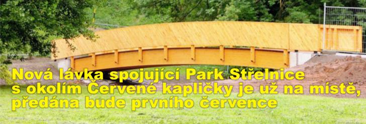 Nová lávka spojující Park Střelnice s okolím Červené kapličky je už na místě, předána bude prvního července
