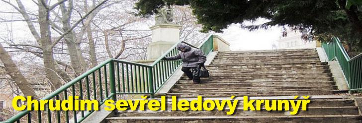 Chrudim sevřel ledový krunýř, v nemocnici bylo od rána ošetřeno několik zlomenin a silnice hrozí kolizemi