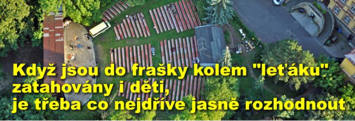 Když jsou do frašky kolem "leťáku" zatahovány i děti, je třeba co nejdříve jasně rozhodnout