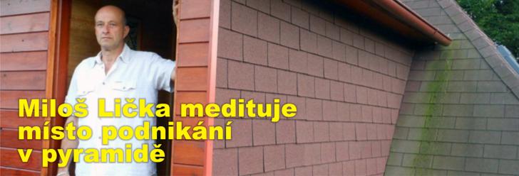 Miloš Lička medituje místo podnikání v pyramidě
