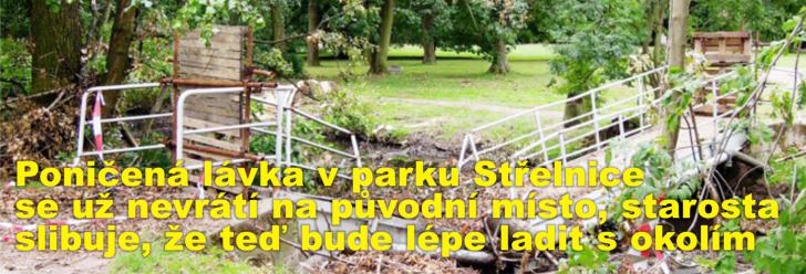 Poničená lávka v parku Střelnice se už nevrátí na původní místo, starosta slibuje, že teď bude lépe ladit s okolím