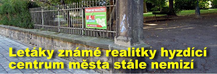 Povolila Chrudim známé realitce gumové plakáty v historickém centru, nebo jde o černý výlep?