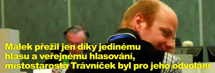 Málek přežil jen díky jedinému hlasu a veřejnému hlasování, místostarosta Trávníček byl pro jeho odvolání