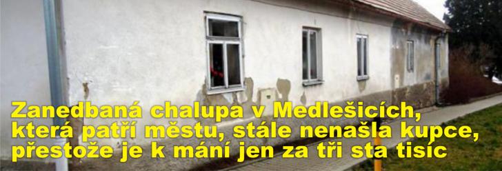 Zanedbaná chalupa v Medlešicích, která patří městu, stále nenašla kupce, přestože je k mání jen za tři sta tisíc
