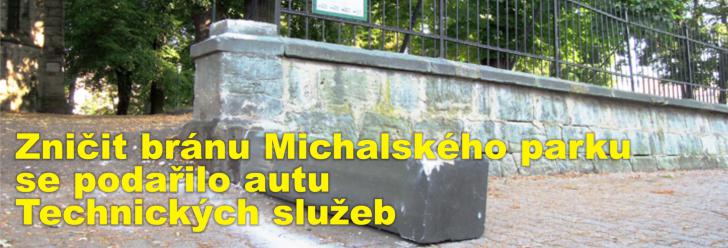 Autu Technických služeb Chrudim se podařilo zničit bránu Michalského parku