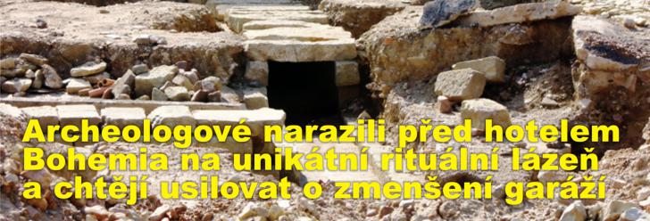 Archeologové narazili před hotelem Bohemia na unikátní rituální lázeň a chtějí proto usilovat o zmenšení garáží