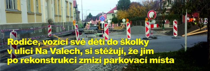 Rodiče, vozící své děti do školky v ulici Na Valech, si stěžují, že jim po rekonstrukci zmizí parkovací místa