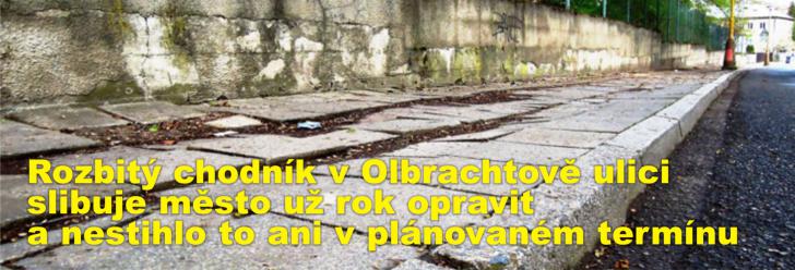Rozbitý chodník v Olbrachtově ulici slibuje město už rok opravit a nestihlo to ani v plánovaném termínu