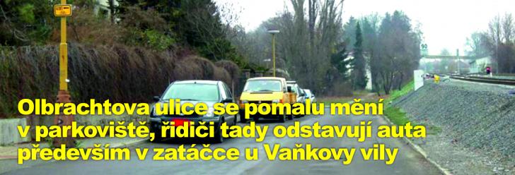 Olbrachtova ulice se pomalu mění v parkoviště, řidiči tady odstavují auta především v zatáčce u Vaňkovy vily