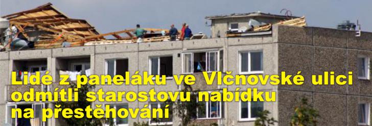 Lidé z paneláku ve Vlčnovské ulici, kteří přišli o střechu nad hlavou, odmítli starostovu nabídku na přestěhování