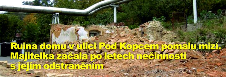 Ruina domu v ulici Pod Kopcem pomalu mizí. Majitelka začala po letech nečinnosti s jejím odstraněním