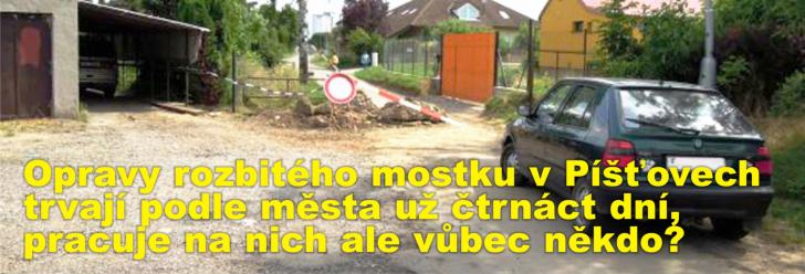Opravy rozbitého mostku v Píšťovech trvají podle města už čtrnáct dní, pracuje na nich ale vůbec někdo?