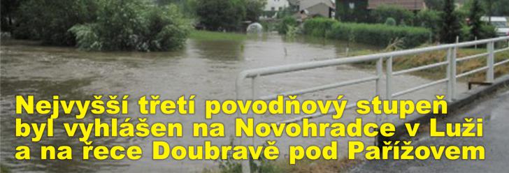 Nejvyšší třetí povodňový stupeň byl vyhlášen na Novohradce v Luži a na řece Doubravě pod Pařížovem
